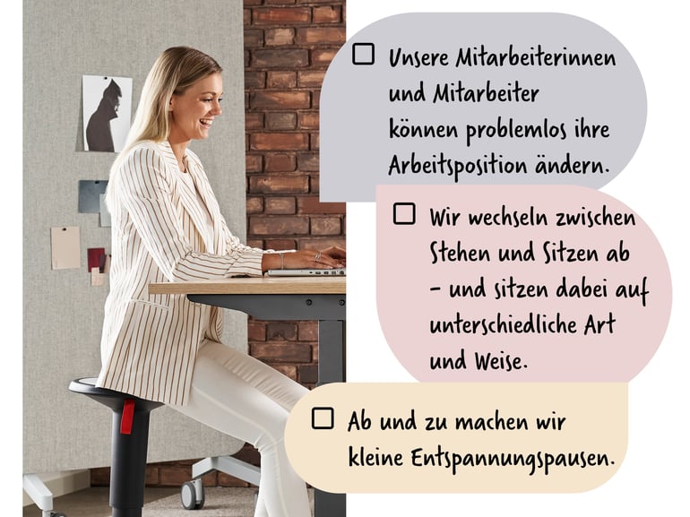 Frau sitzt am Schreibtisch