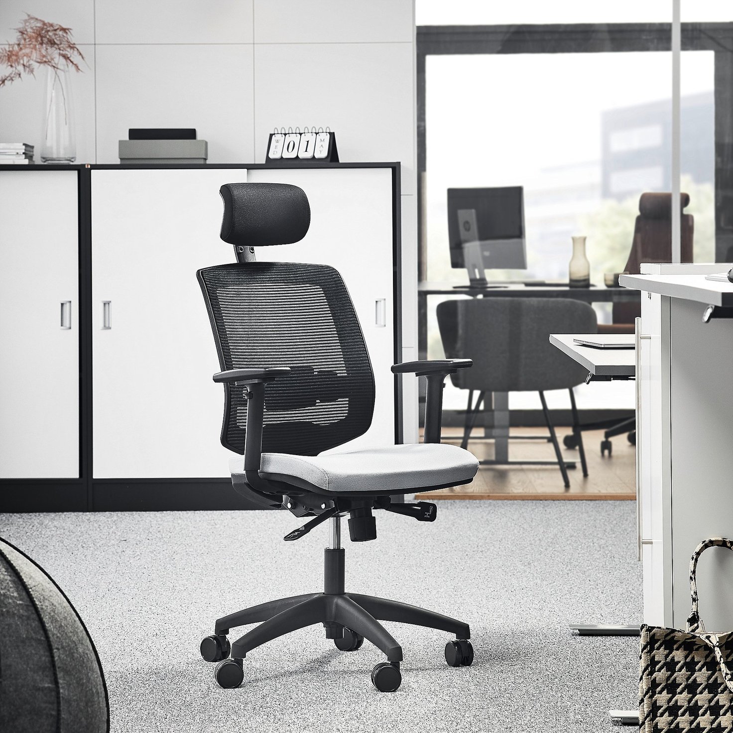 Office chair STANLEY with headrest and adjustable armrests, light grey