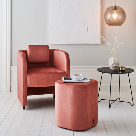 En rosa-orange lænestol i en lounge