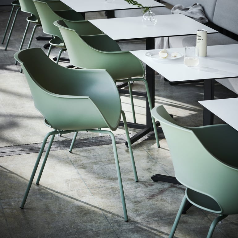 Grønne stole i en restaurant
