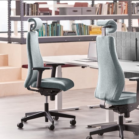 Blå Lancaster kontorstole på et åbent kontor
