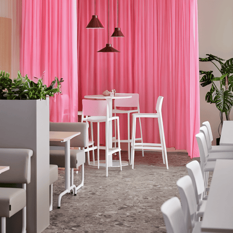En kantine med et lyserødt gardin