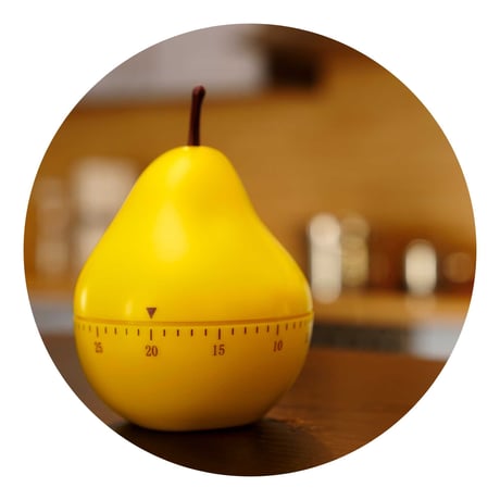 Et æggeur formet som en pære er sat til 20 minutter