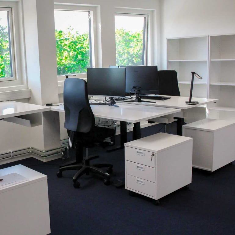 Et enkelt kontor i sort og hvid hos Qlife