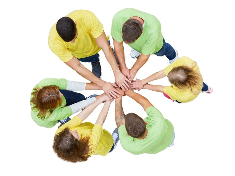 Et team iført gule og grønne t-shirts er i gang med teambuilding og står i en cirkel med hænderne sammen