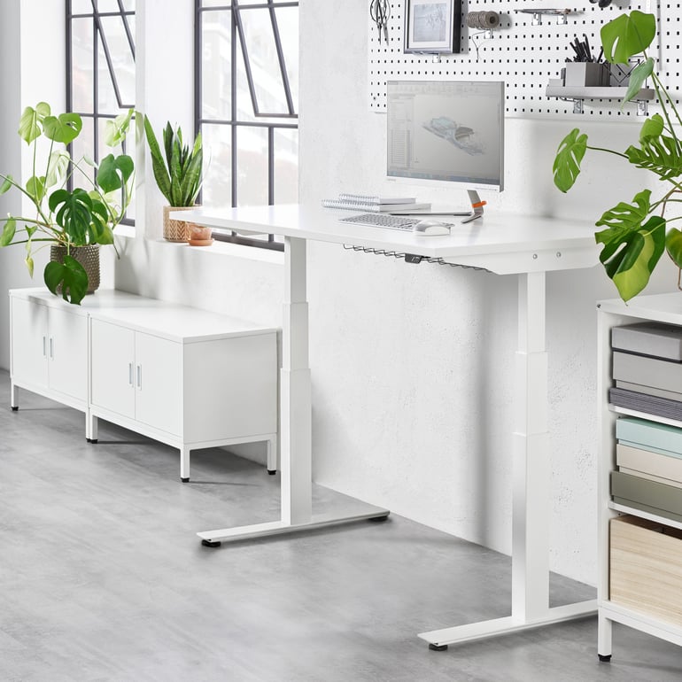 Hæve sænkebord MODULUS i hvid med hvidt stel står hævet på et lyst kontor