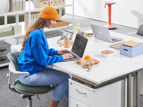 En ung kvinde sidder ved et skrivebord