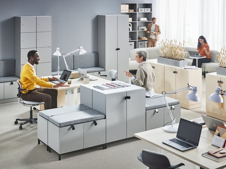 Personer som sidder og taler sammen i et kontor indrettet med QBUS møbler