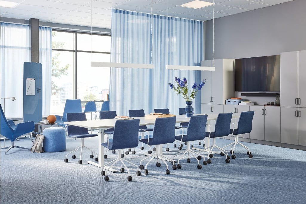 Bilde av kontormiljø i en blå fargepalett