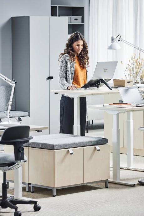 Åpent kontorlandskap med hev- og senkbare skrivebord