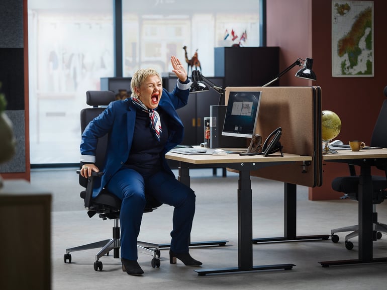 Kvinde er frustreret over støjniveauet på kontoret