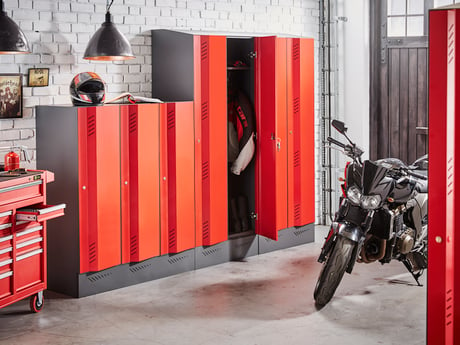 CREATE metalskabe med røde låger i et værksted, hvor der står en motorcykel