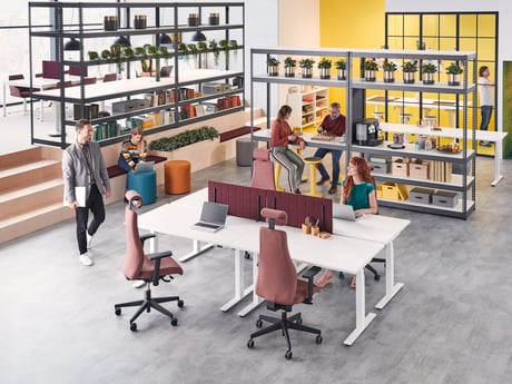Farverigt og åbent kontorlandskab med tilfredse medarbejdere
