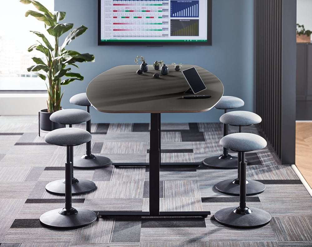 Blå aktive stoler til møterommet