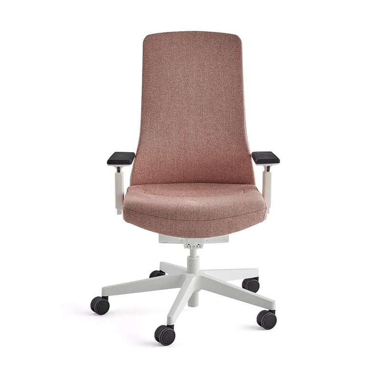 En god kontorstol med en ergonomisk høy rygg