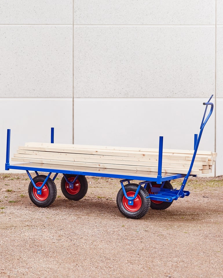 Flatbed trolley designed for long goods that is loaded with wood