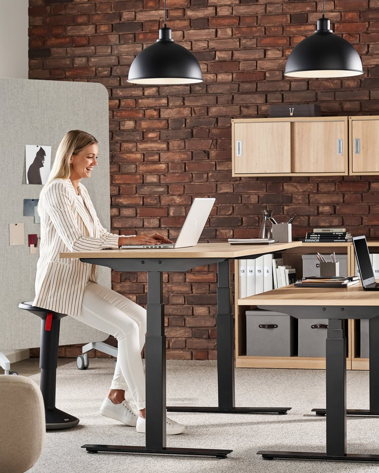Kontor med et hev- og senkbart skrivebord