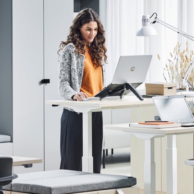 Frau arbeitet im Büro am Schreibtisch