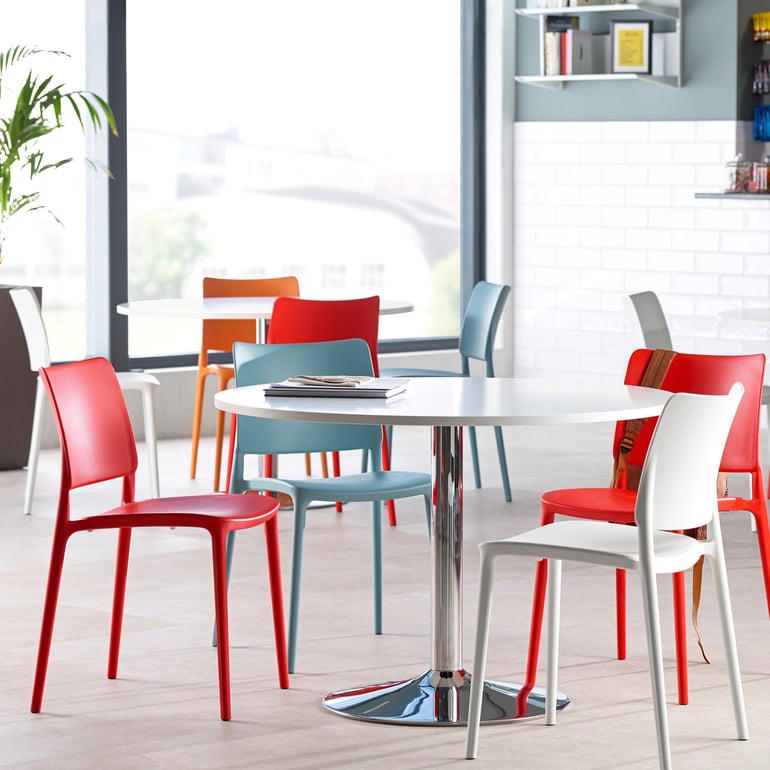 Kantine med runde bord og fargede stoler