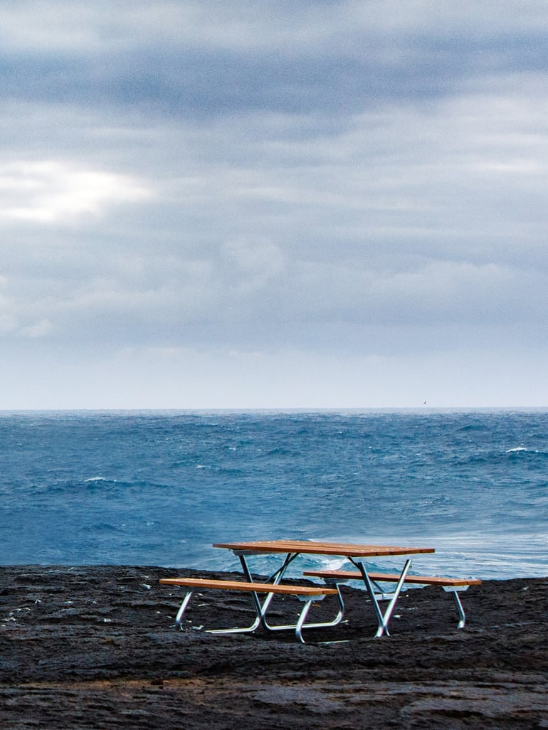 Slika klupe na obali Islanda