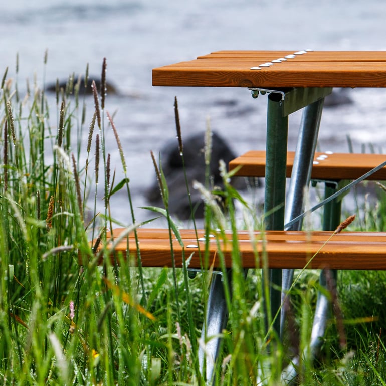 Približena slika klupe za piknik u ljeti na obali Islanda