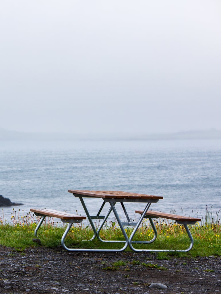Slika klupe za piknik u ljeti na obali Islanda