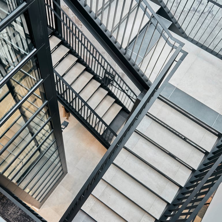 Pohled na schodiště v kancelářích společnosti Beslag Design