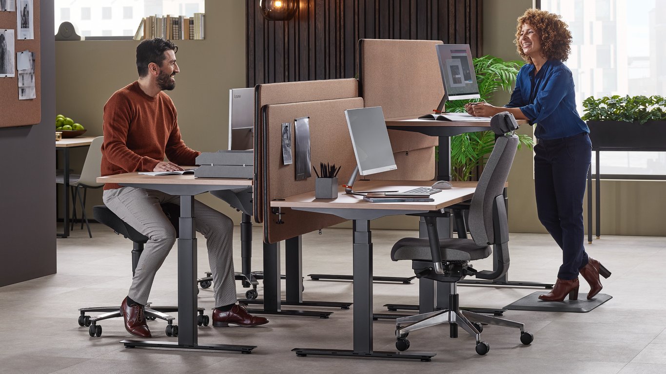 Kaasaegne kontor istu-sesia tüüpi laudade ja ergonoomiliste toolidega