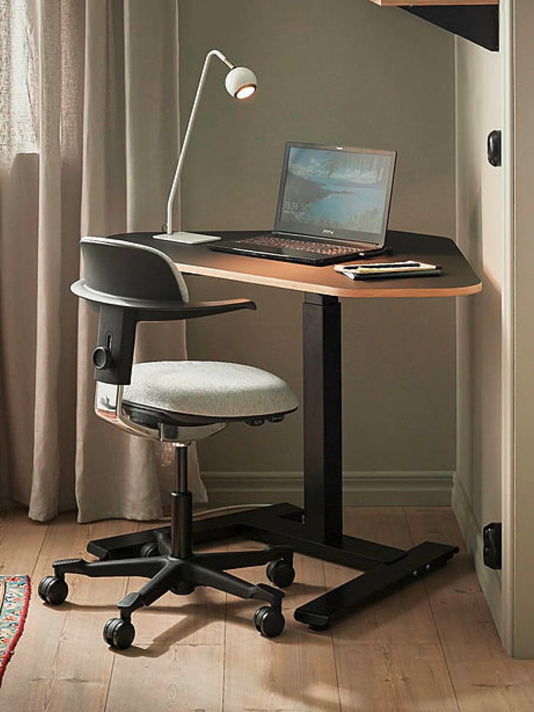 Nedidelis kampinis stalas ir kėdė biurui namuose