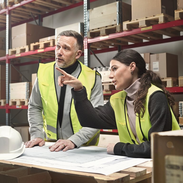 Personer som planlegger lagerlogistikk på lageret