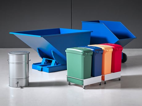 Kipp-Container und Abfallbehälter in unterschiedlichen Farben und Material