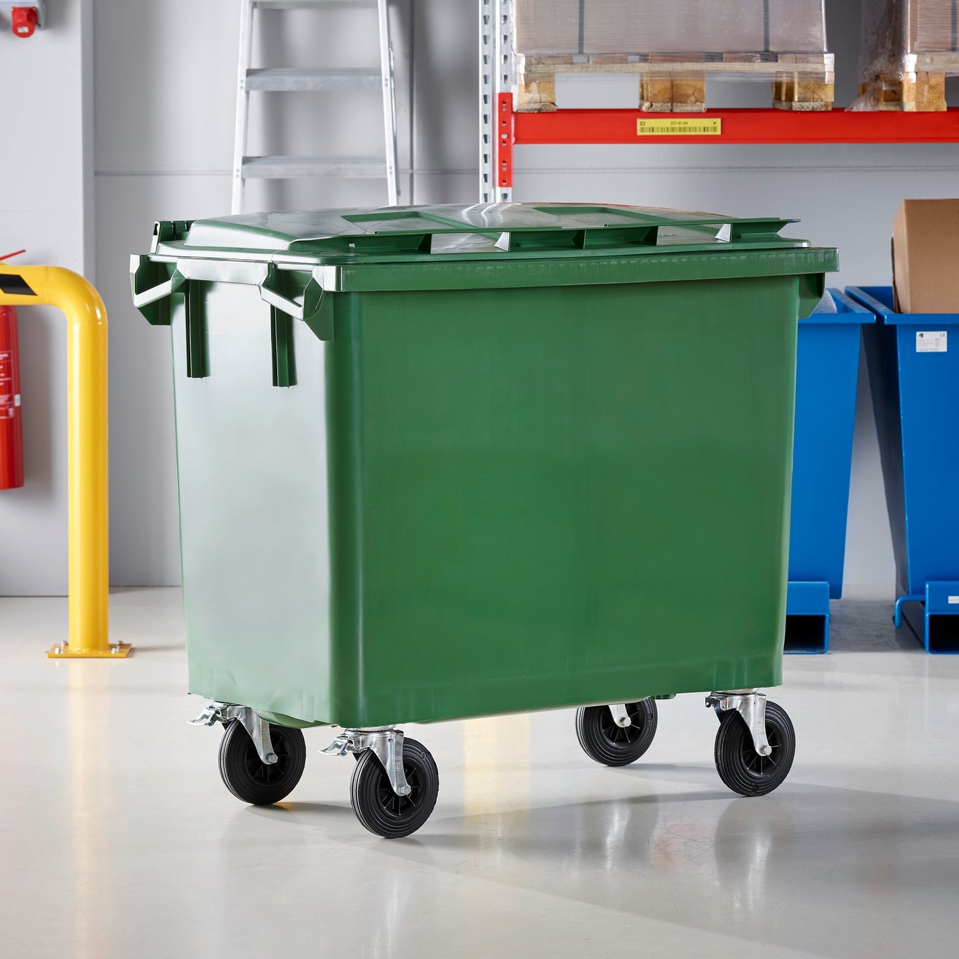 Grüner Abfallcontainer mit Deckel und Rollen