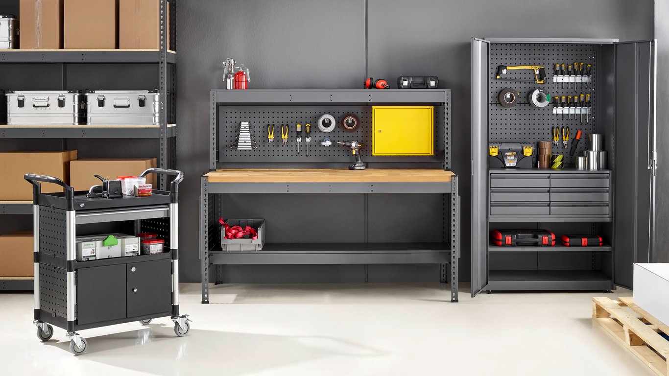 Workshop with workbench, tool trolley, shelivng and tool cabinet