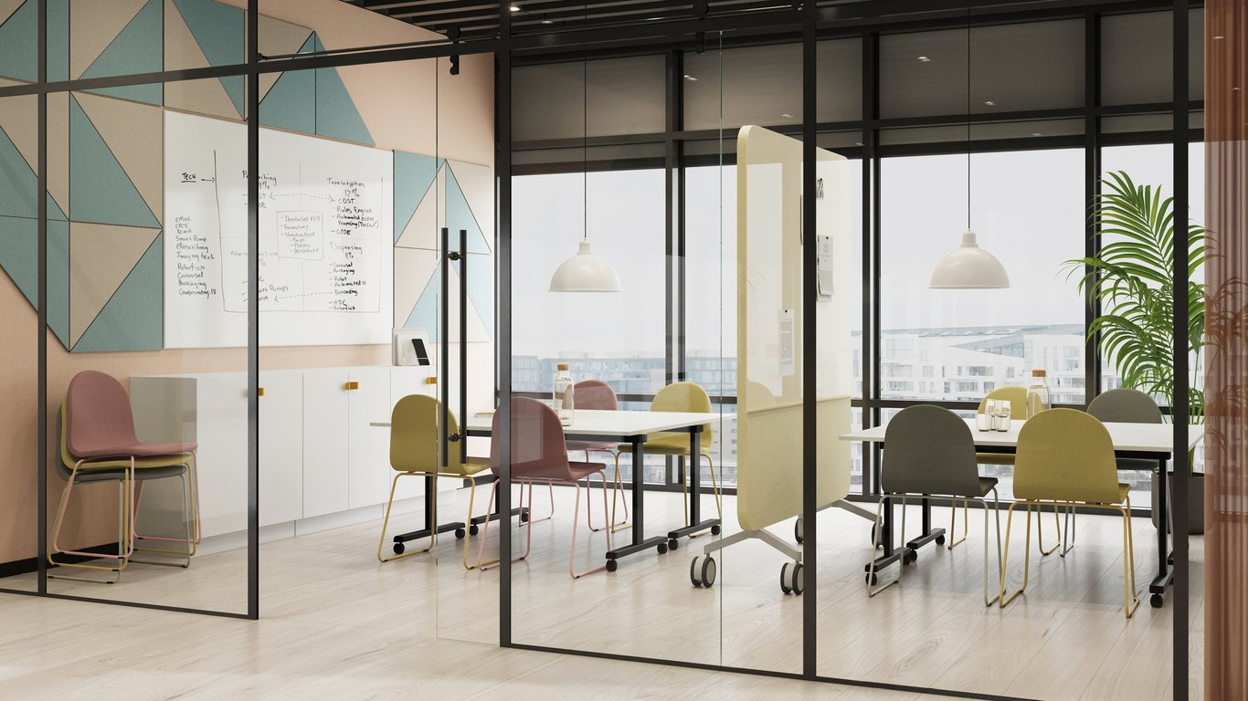 Neuvotteluhuone, jossa lasinen seinä, värikkäät akustiikkapaneelit ja kokouskalusteita