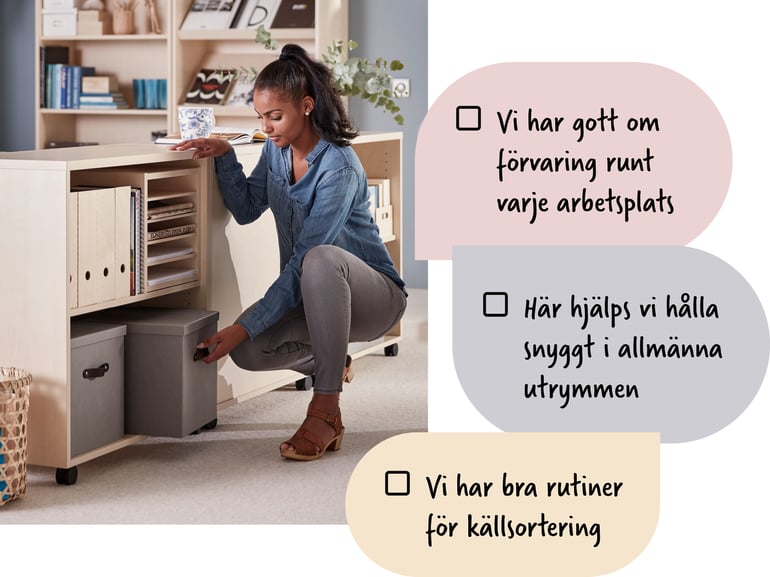 En kvinna som står vid en bokhylla som är full med lådor