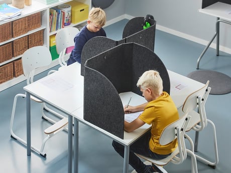 Pagerinkite dėmesio koncentraciją naudodami triukšmą slopinančius mokyklinius baldus