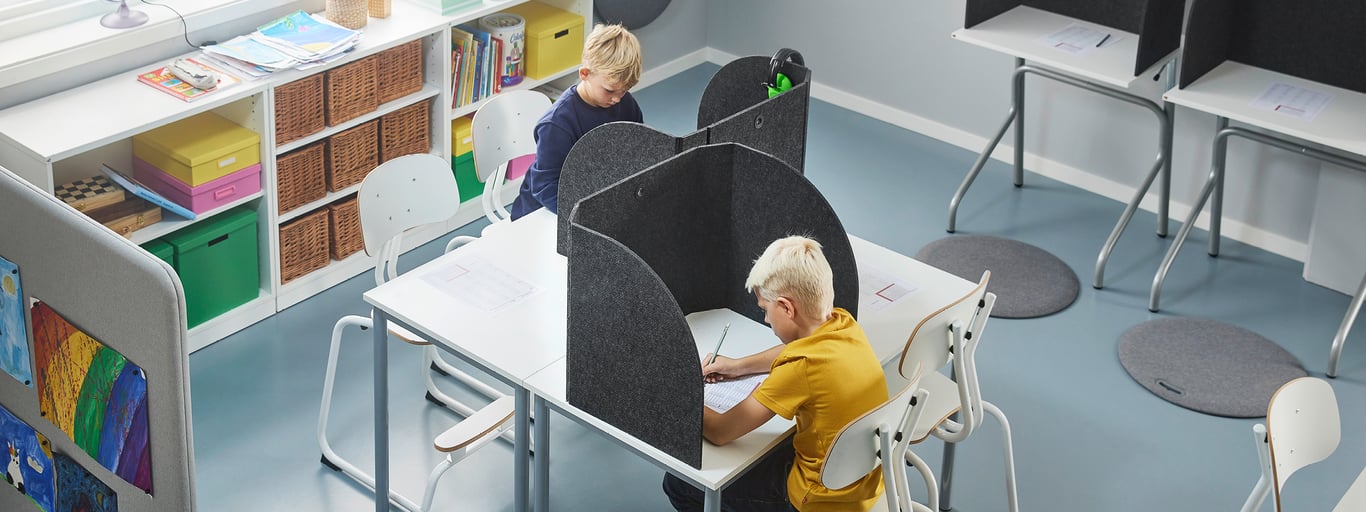 Øk konsentrasjonen med lyddempende skolemøbler