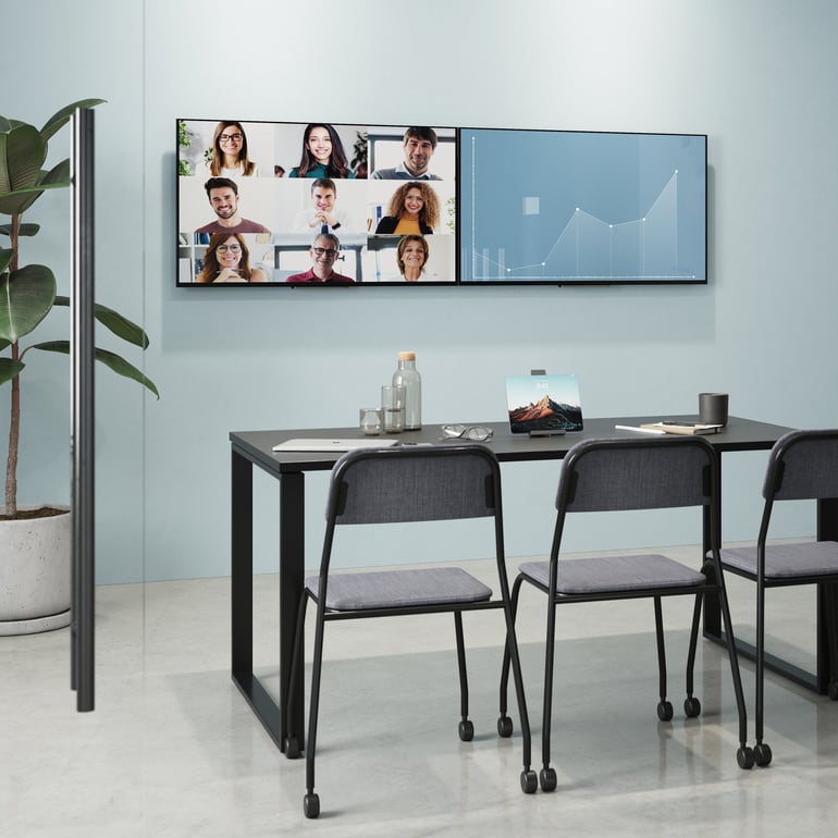 Ühistööruum konverentsilaua ja -toolidega ning suure ekraaniga, et võimaldada koostööd veebis ja kontoris viibijate vahel