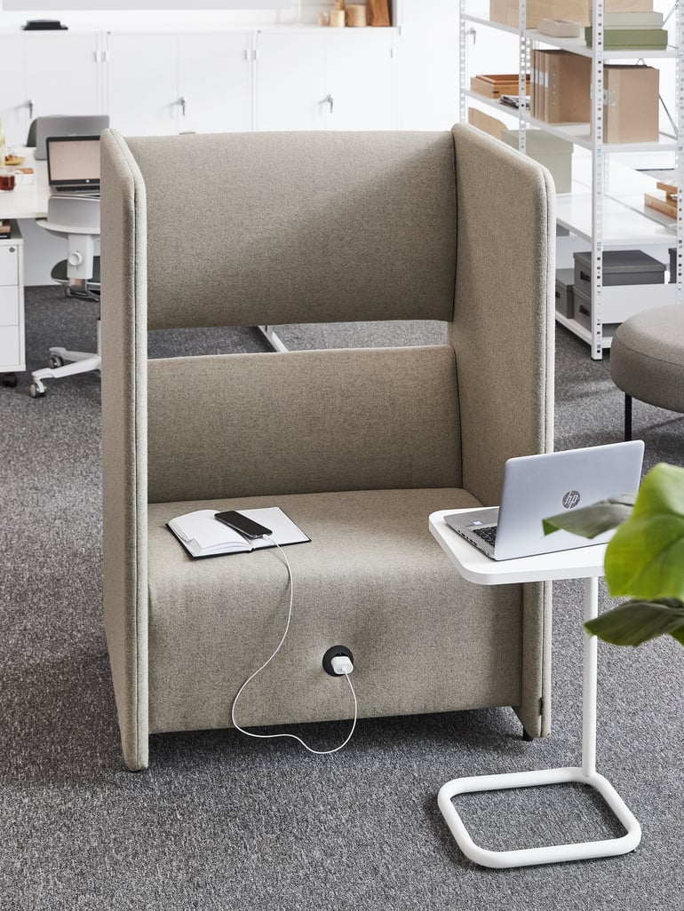 Helisummutav hall tugitool mööbliseeriast Clear Sound koos sülearvuti lauaga Standby, mis loovad suurepärase koha individuaaltööks kontoris