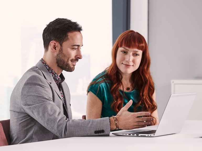 Ein Mann und eine Frau haben ein Meeting im Büro