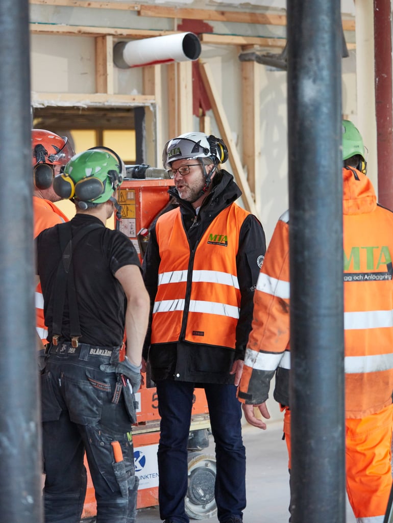 Medarbejdere fra MTA taler sammen på en byggeplads