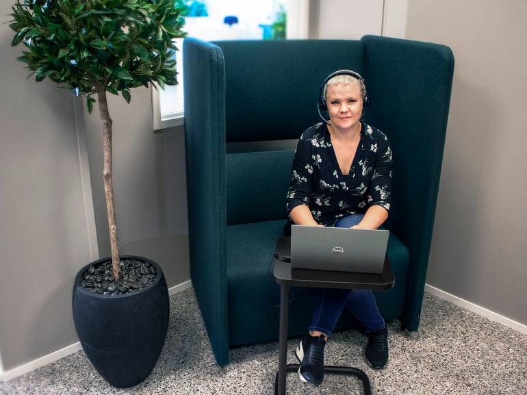 Kirsi Nummela sidder i en lydabsorberende lænestol