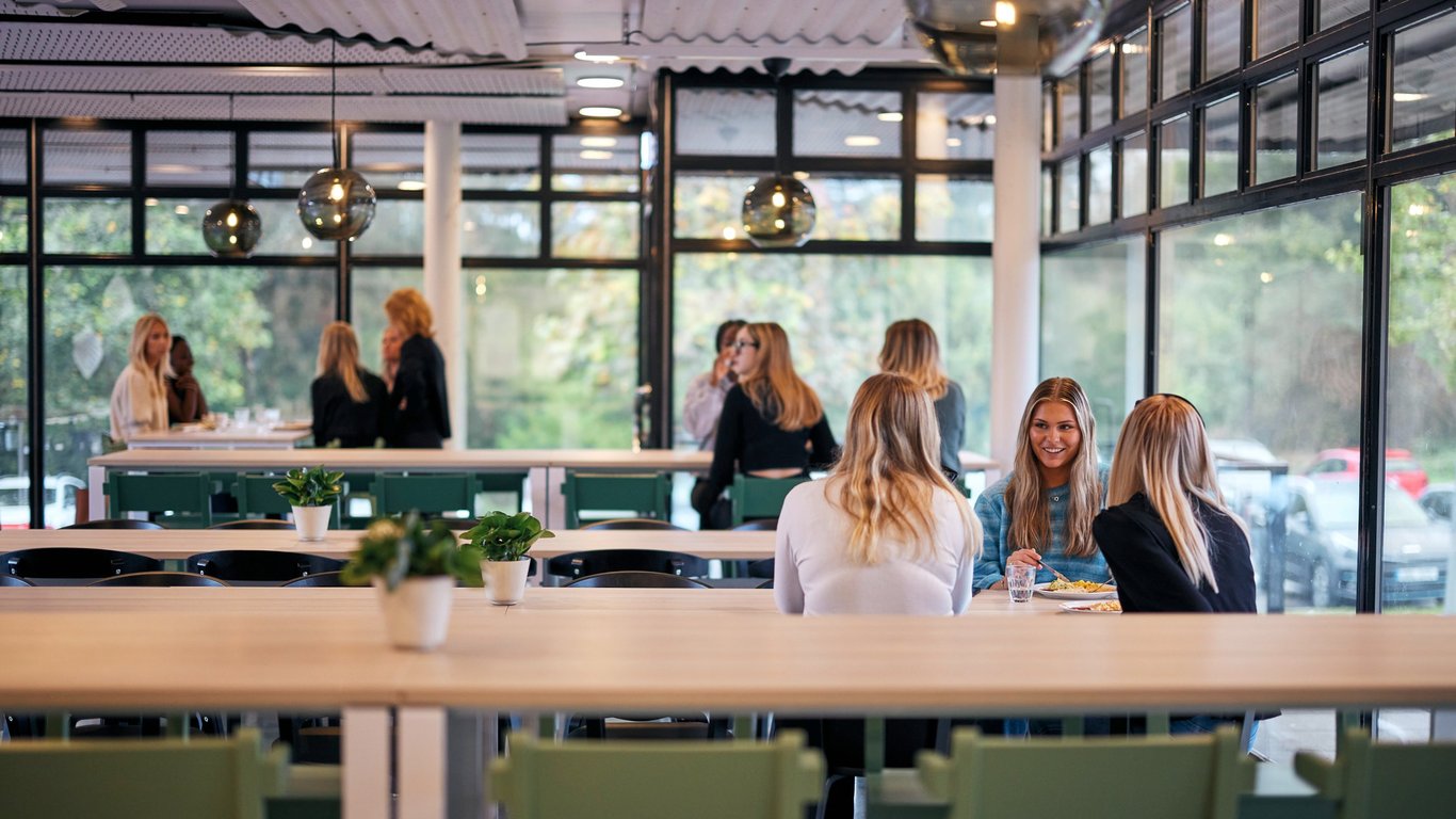 Elever sidder i den nye kantine på Finnvedens gymnasium 
