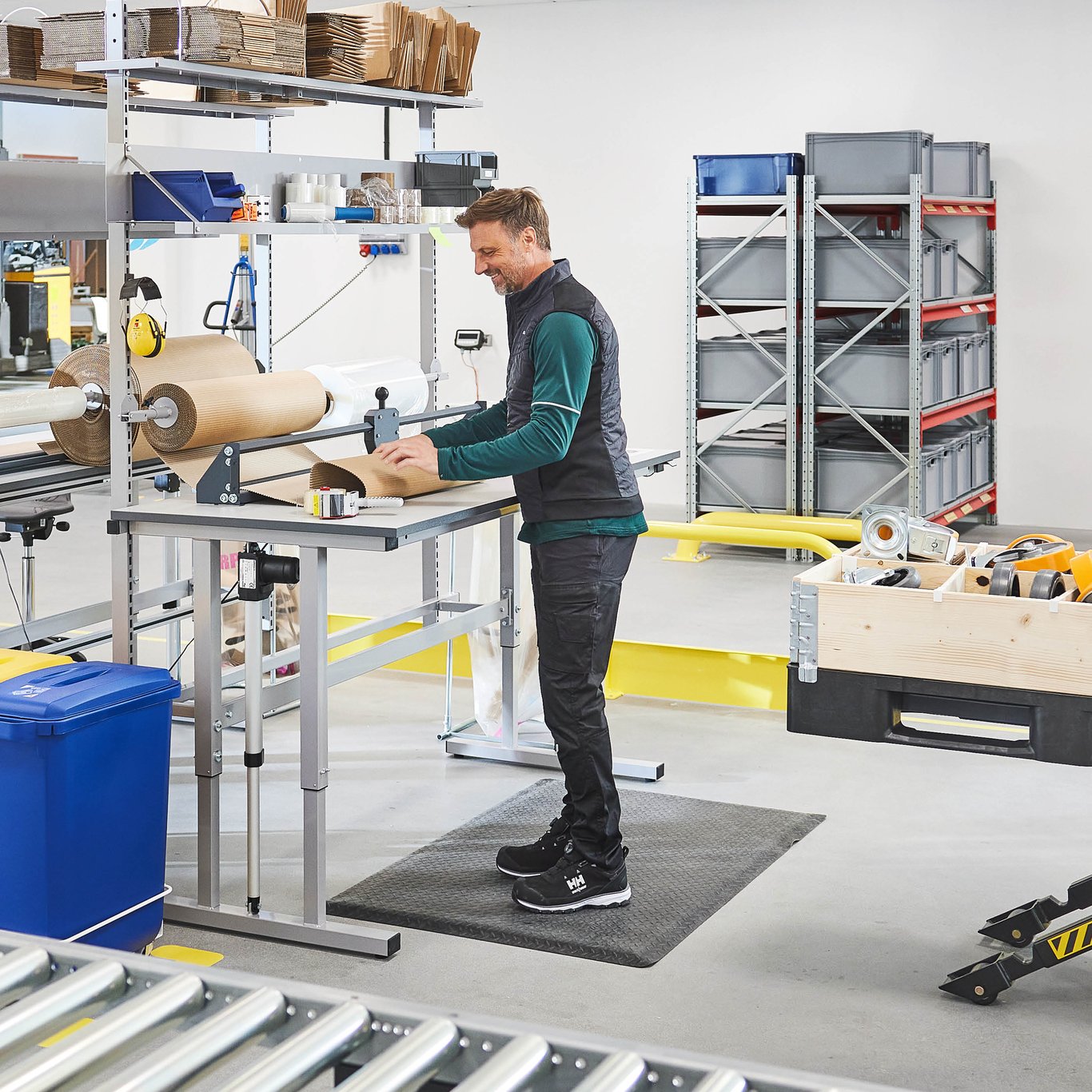 Packing Process Supervisor Streamline your packing process with an ergonomic packing station | AJ ...