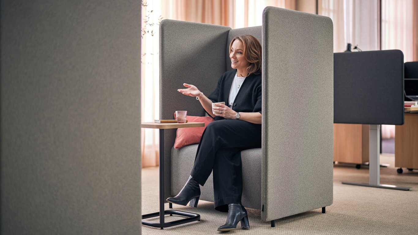 Lydabsorberende sofaer skaber rum til hurtige møder, der ikke forstyrer i det åbne kontorlandskab