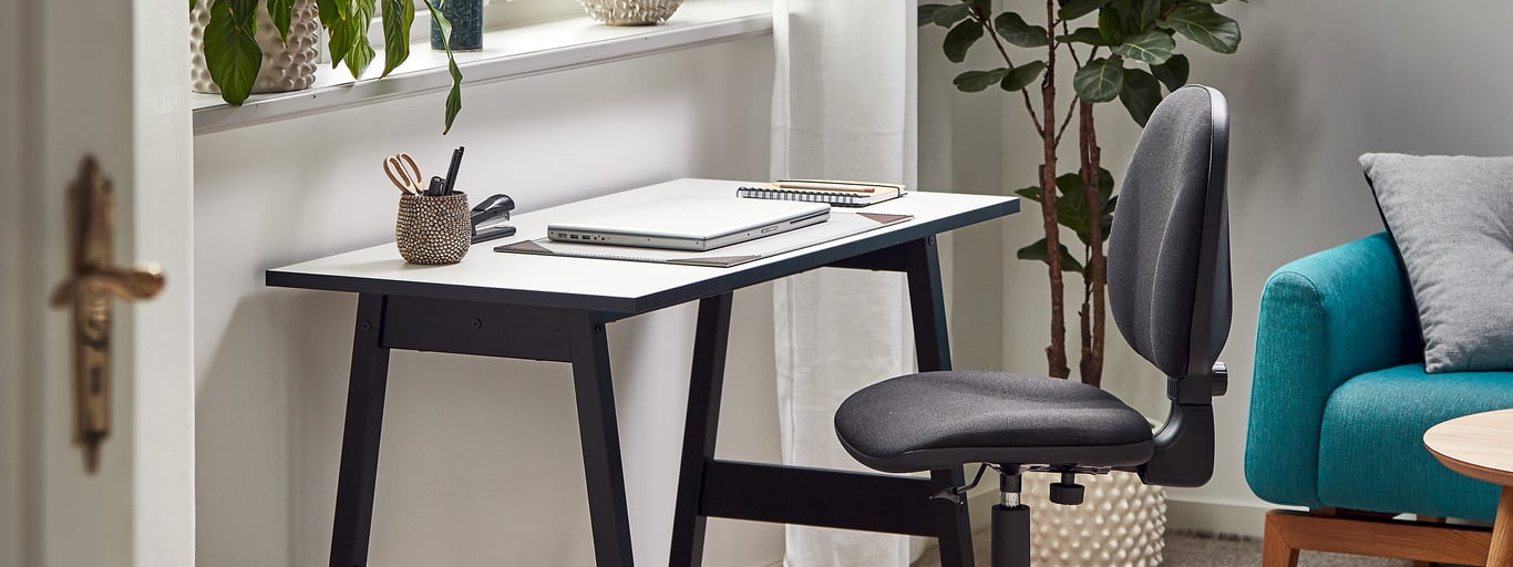Svart og hvitt skrivebord i serien NOMAD