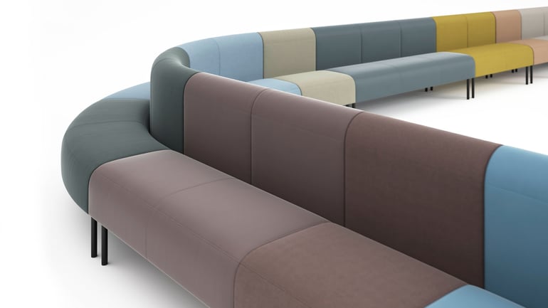 Värikäs kaareva sohva, joka koostuu eri moduuleista