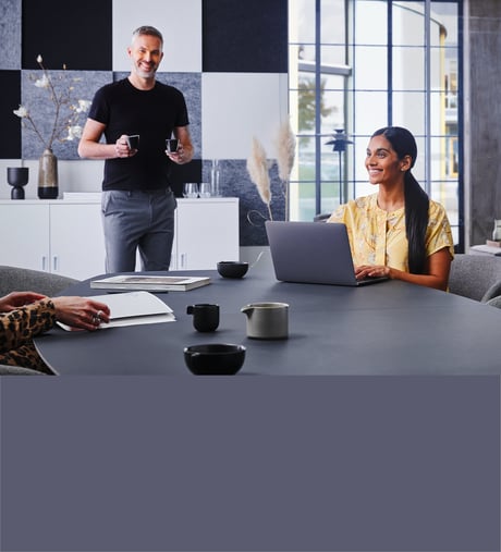 Mężczyzna i kobieta w sali konferencyjnej