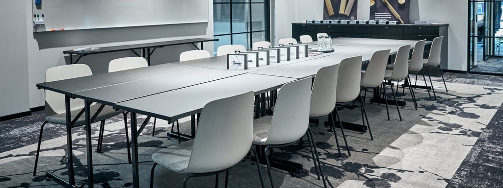 Beslag Design-i koosolekuruum, mis on sisustatud AJ-i mööbliga