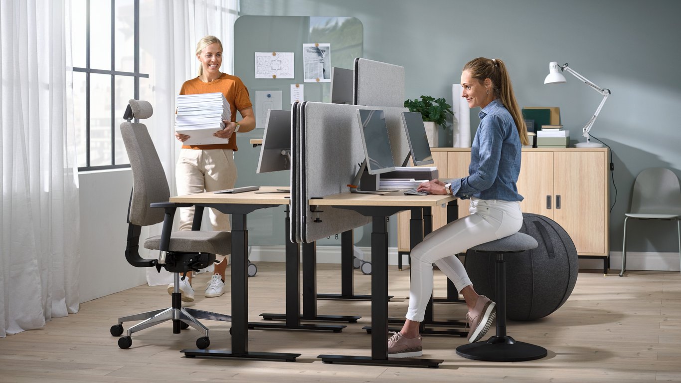 Töitä kannattaa tehdä välillä seisten ja istuma-asentoa vaihdella.